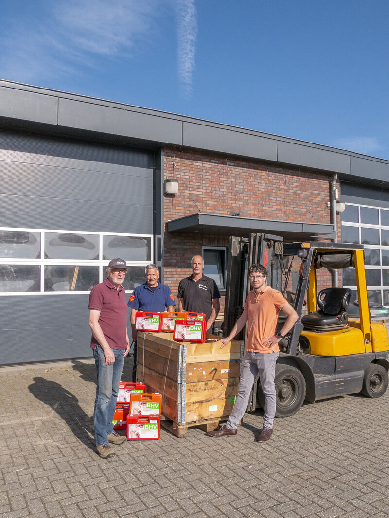 Op de foto staan Toon van Noodtransport Oekraïne en Pierre en Mario van de Brandweer van Aspen.