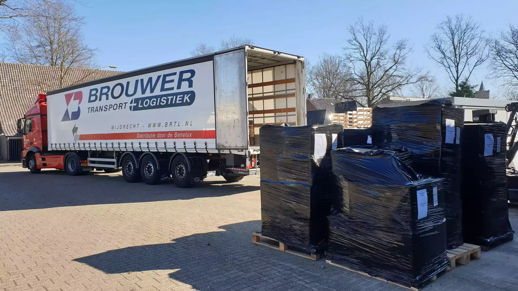 Pallets vol hulpgoederen